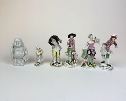 Lot de 6 statuettes en porcelaine émaillée...