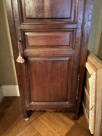 Bonnetiere in molded and carved natural wood...