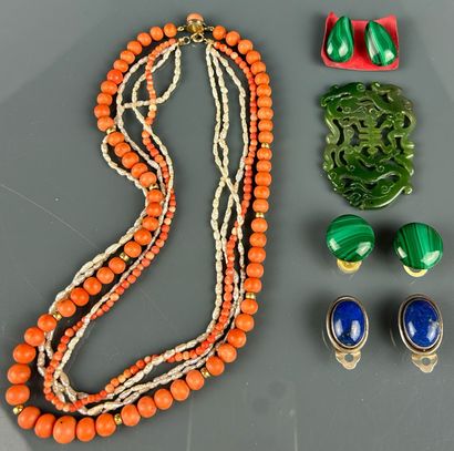 Lot de bijoux comprenant :
- Collier composé...