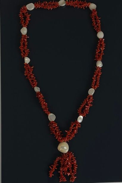 Lot de deux colliers de corail : un corail...