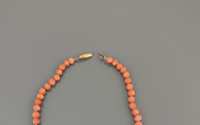 Collier composé de perles de corail en chute,...