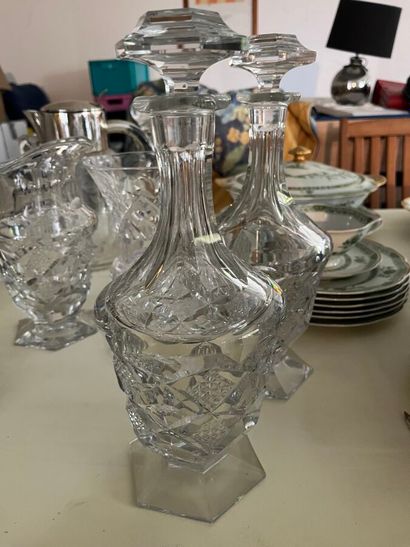 Deux carafes, un broc et un vase en cristal...