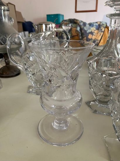 Deux carafes, un broc et un vase en cristal...