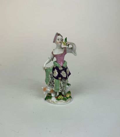 Lot de 6 statuettes en porcelaine émaillée...