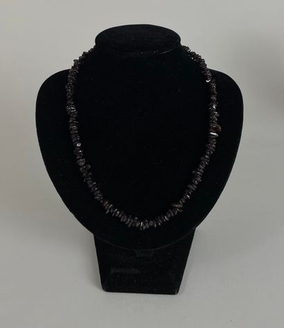 Lot comprenant deux colliers en perles de...