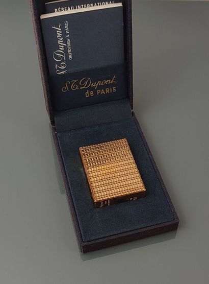 DUPONT
Briquet à gaz en plaqué or à décor...