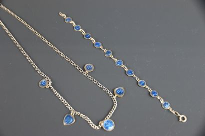 Chaine et bracelet en métal ornés de médailles...