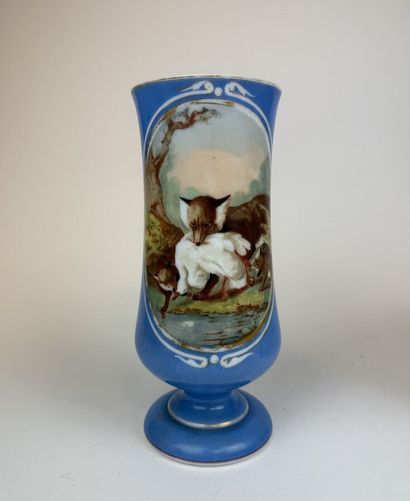 Paire de vases cornet en porcelaine à décor...