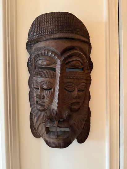 GABON
Masque en bois sculpté à plusieurs...
