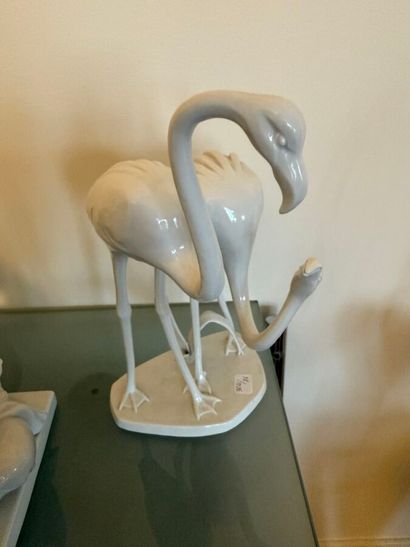 Lot comprenant :
- KOSTKA, lampe de table...