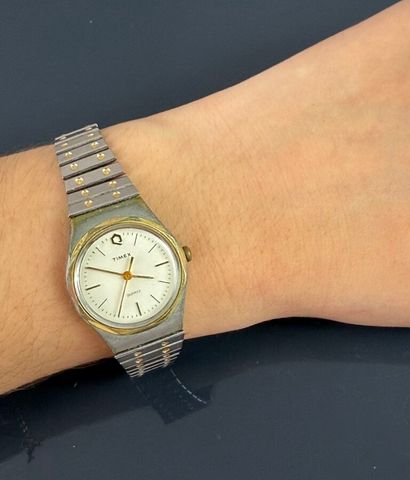 Lot de trois montres comprenant : 
- SWATCH...