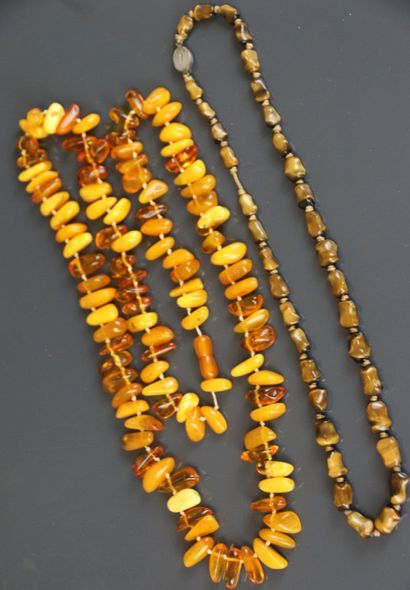Collier composé de sections d'ambre 
L. 82...