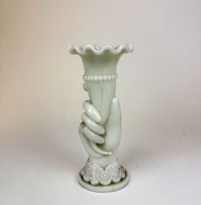 Paire de vases cornet en porcelaine à décor...