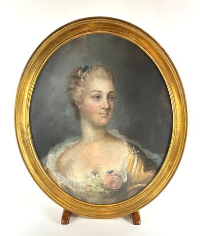 ECOLE DU XIXe SIECLE 
Portrait ovale de femme...