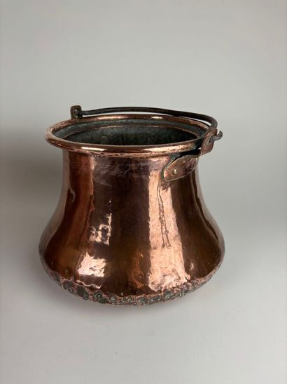Pot à cendre en cuivre, une anse.
H. 25 cm,...