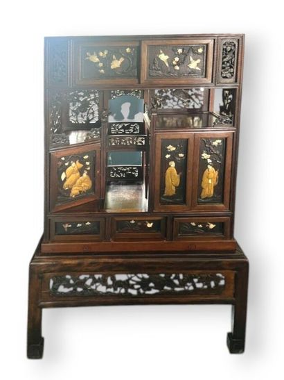 JAPON - Début XXème siècle
Cabinet en bois...