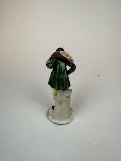 Lot de 6 statuettes en porcelaine émaillée...