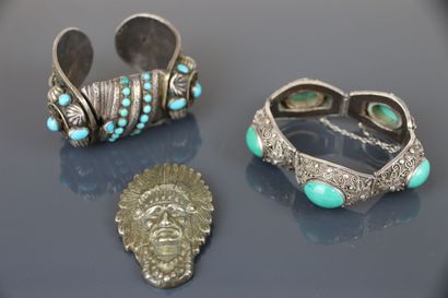 MOYEN ORIENT et CHINE
Deux bracelets en argent...