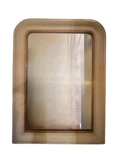 Miroir en bois mouluré et laqué blanc à décor...