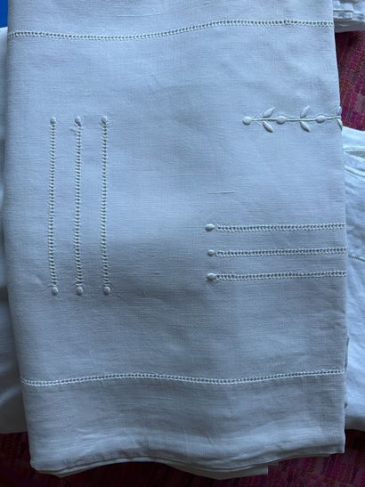 Un lot de draps et linge en lin brodé, ajouré...