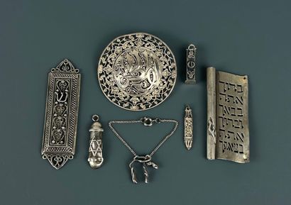 Lot comprenant broches, page de la torah,...