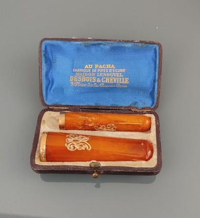 Deux portes cigarettes en ambre incrustés...