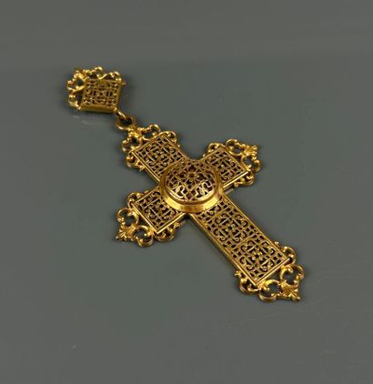 Pendentif Grande Croix en métal doré ajouré...