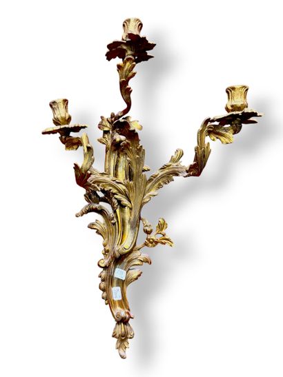 4 appliques à 3 bras de lumières en bronze...