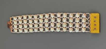 Bracelet à quatre rangs de coquillages irisés...
