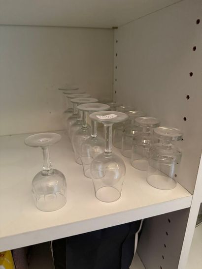 MANNETTE VERRERIE 
Un lot de verre comprenant...