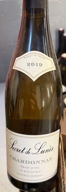 Ensemble de 43 bouteilles de Chardonnay comprenant...