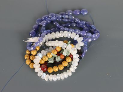 Trois rangs de perles oblongues de tanzanite.
L....