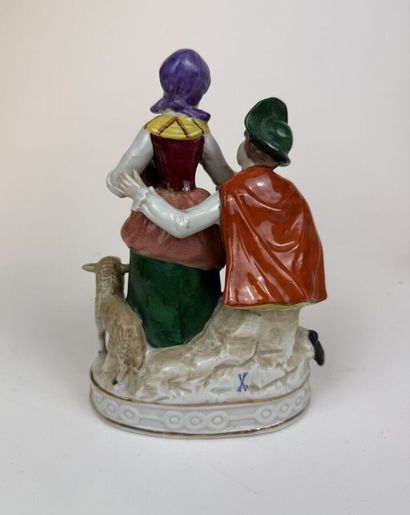 Lot de 6 statuettes en porcelaine émaillée...