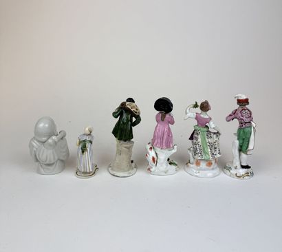 Lot de 6 statuettes en porcelaine émaillée...