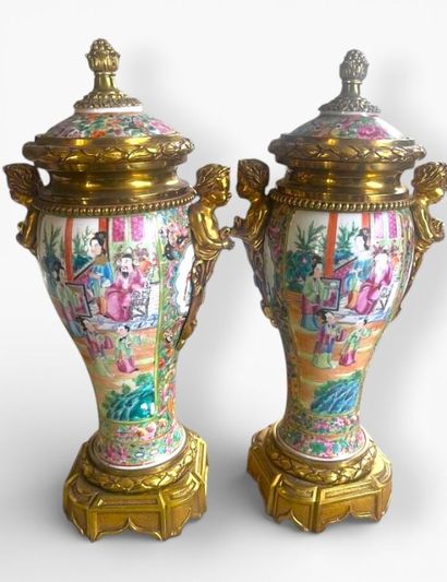 CHINE.
Paire de vases en porcelaine de Canton...