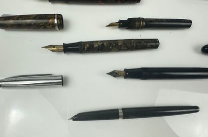 Lot de stylos plume comprenant un stylo Parker...