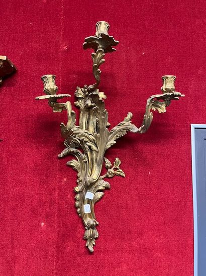 4 appliques à 3 bras de lumières en bronze...