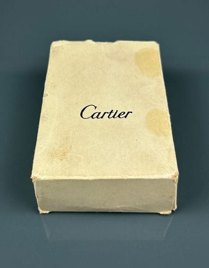 CARTIER 
Briquet en plaqué or à décor gravé...