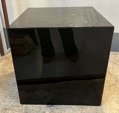 Set of three cubes :
- one in black lacquered...