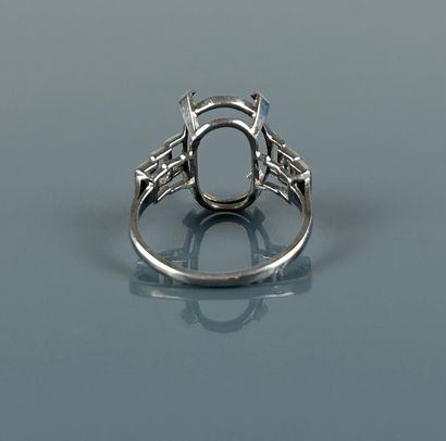 Monture de bague en platine ornée de deux...
