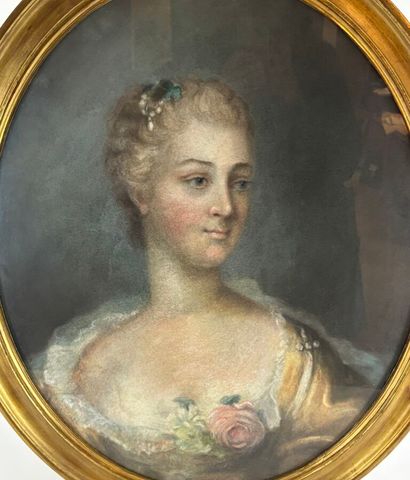 ECOLE DU XIXe SIECLE 
Portrait ovale de femme...