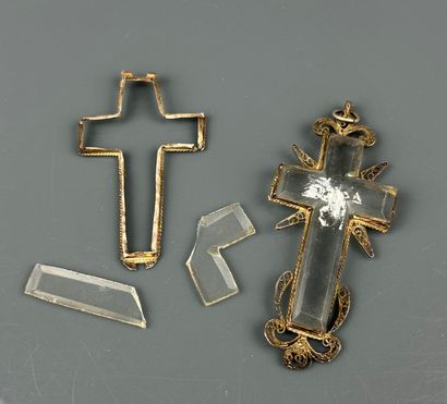 Pendentif poisson, deux pendentifs croix...