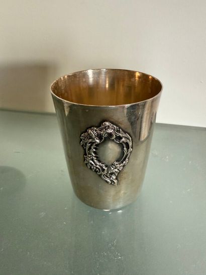 Une timbale en argent 925 °/°° à décor d'une...