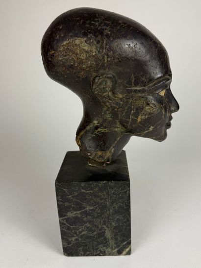 EGYPTE style antique
Tête sculptée en pierre...