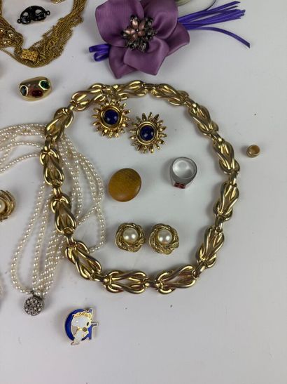 Lot de bijoux fantaisies comprenant colliers,...