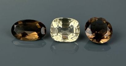 Citrine de taille ovale facettée et deux...