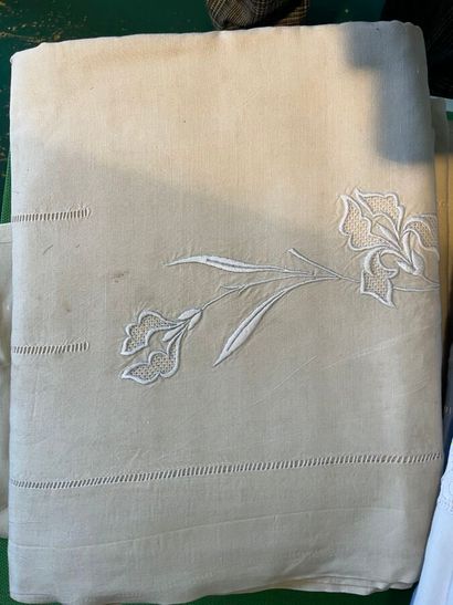 MANNETTE DRAPS
En lin brodé et monogrammé....