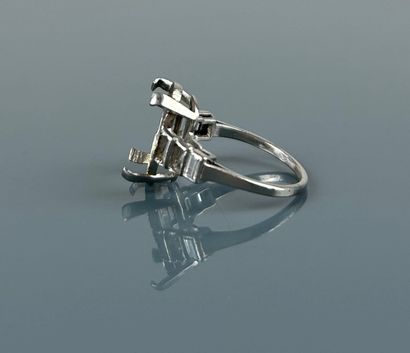 Monture de bague en platine ornée de deux...