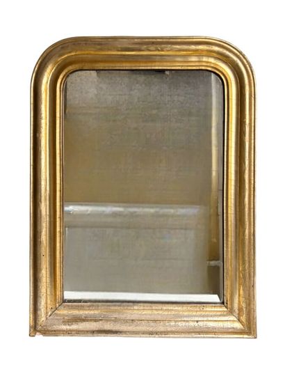 Miroir en bois mouluré et doré, la partie...