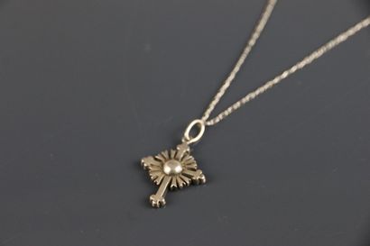 Croix pendentif en argent serti de strass...